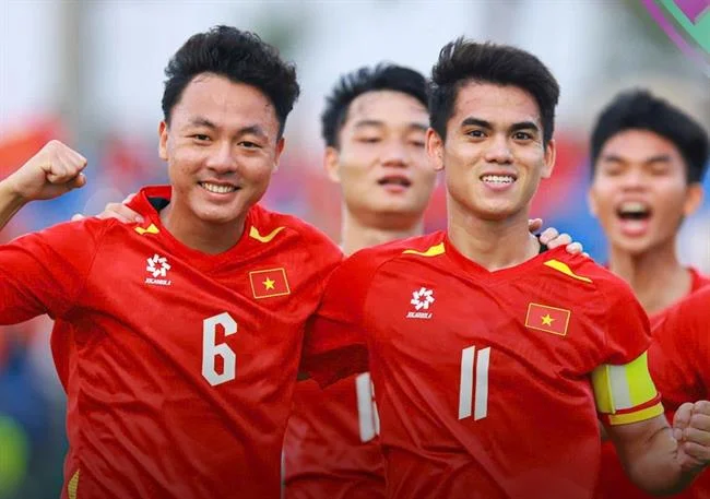 Thiết kế đồ họa hấp dẫn hiển thị các chương trình khuyến mãi chào mừng của f1686 tải app.
